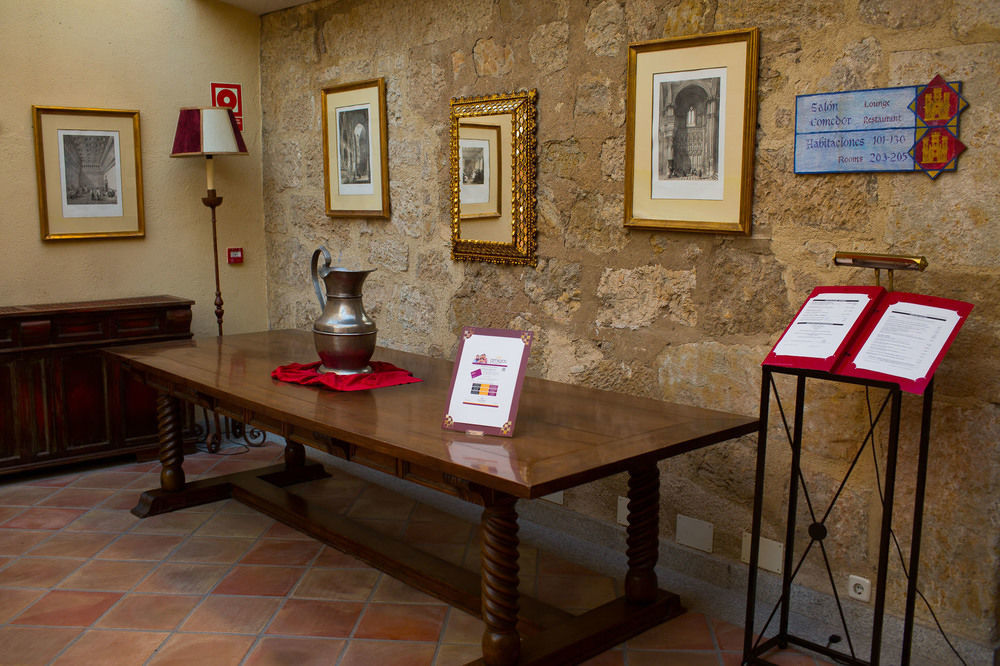 Parador De Ciudad Rodrigo Luaran gambar