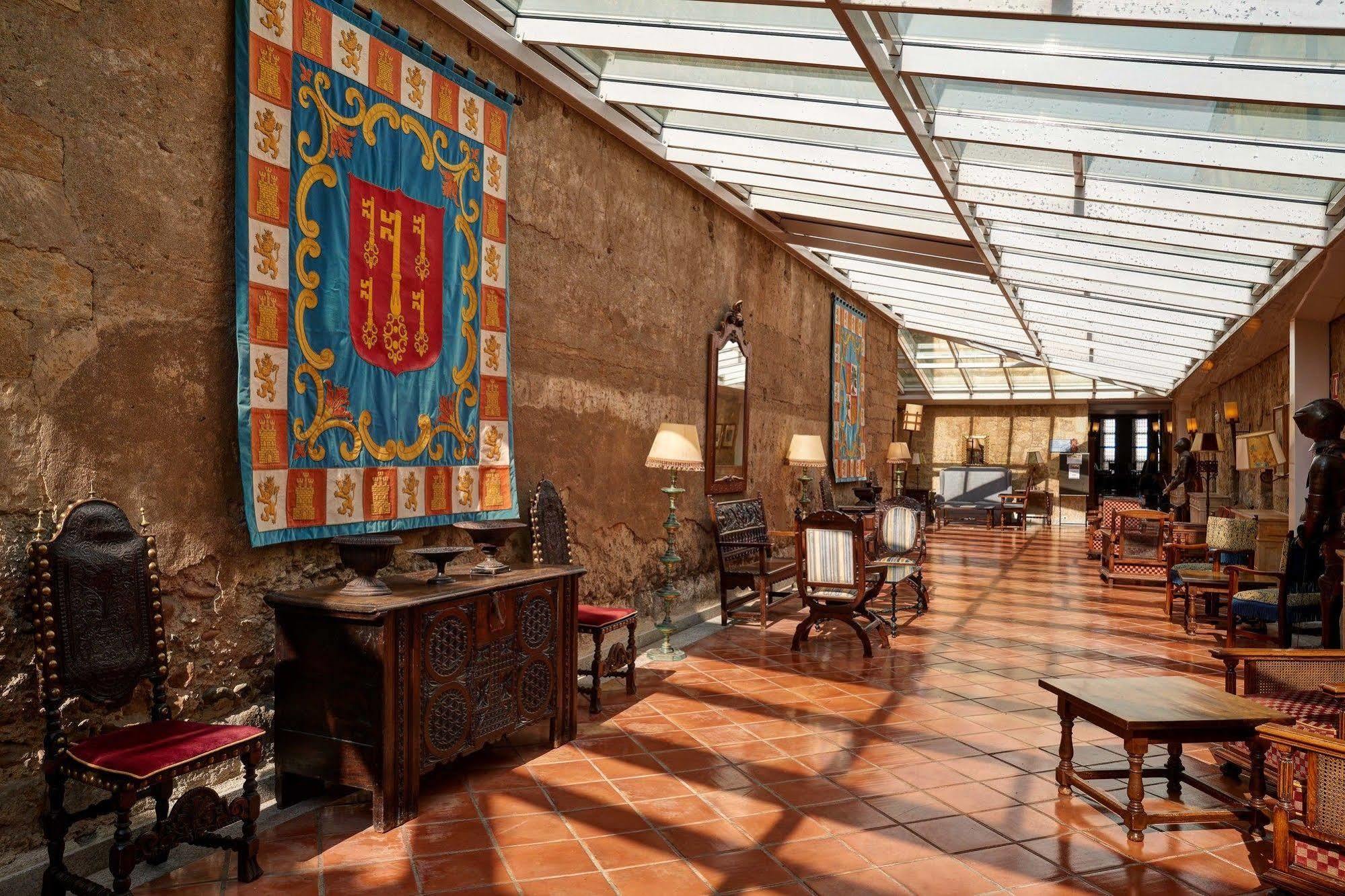 Parador De Ciudad Rodrigo Luaran gambar