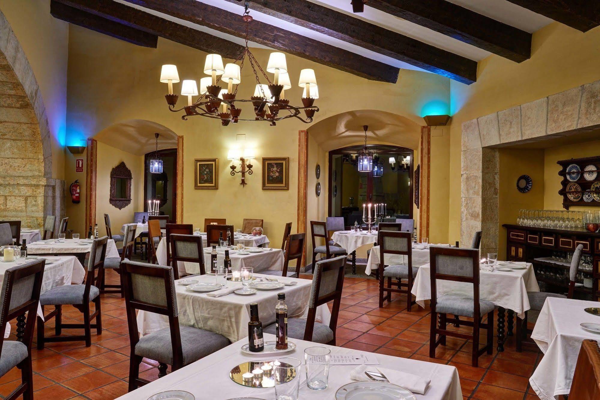 Parador De Ciudad Rodrigo Luaran gambar